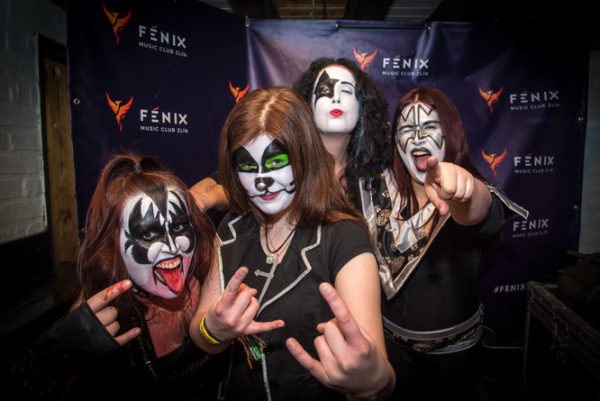 Kiss Moravian Girls